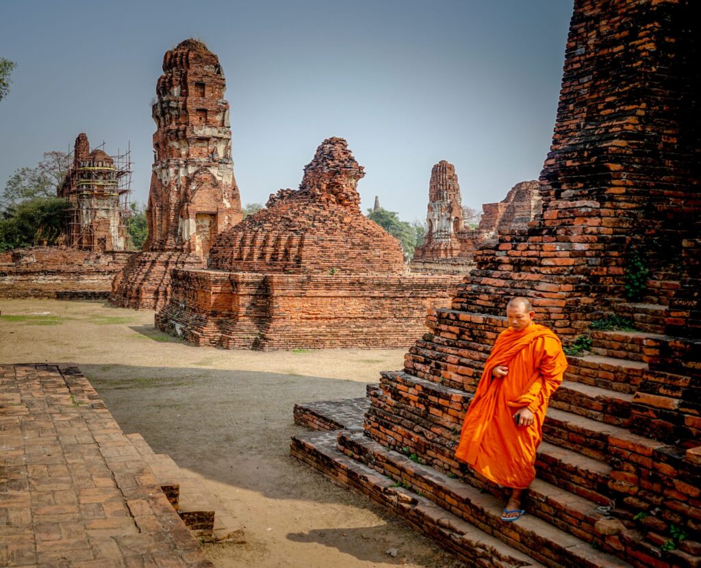 Буддийский монах в храме: Пхра Накхон Си Аюттхая, Таиланд