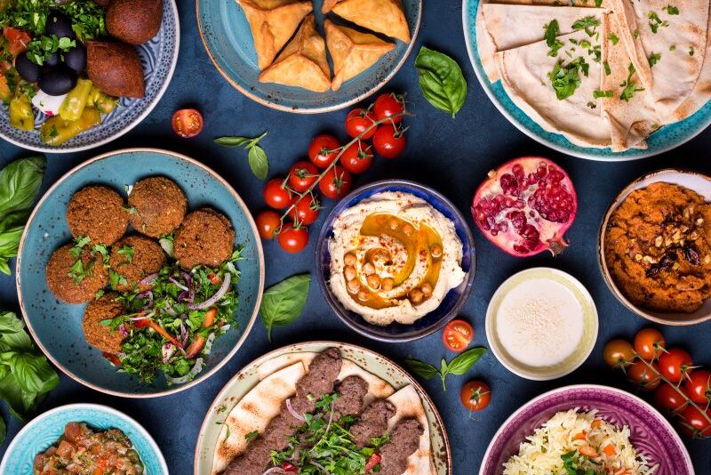 Национальная арабская кухня ОАЭ: хумус, кебаба, фалафель, брики, овощи, бобы, нут.