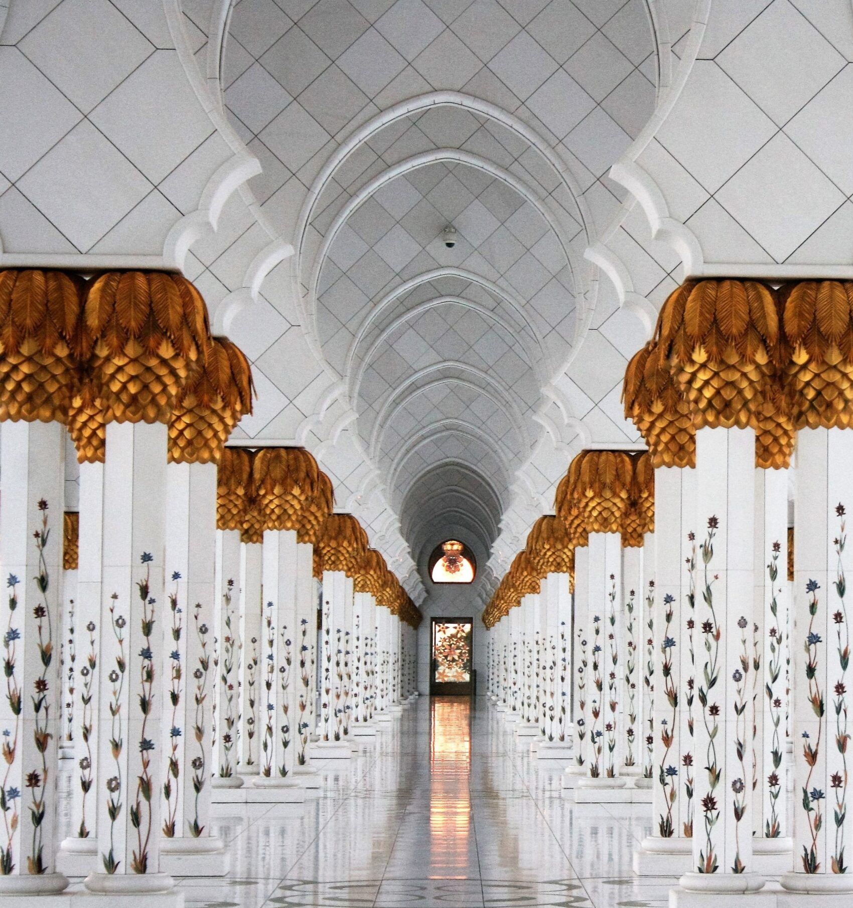 Мечеть шейха Зайда — одна из шести самых больших мечетей в мире. Абу Даби. ОАЭ