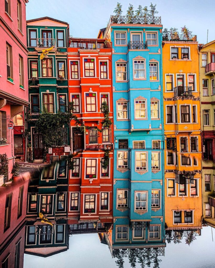 Яркие улицы Стамбула в Турции.