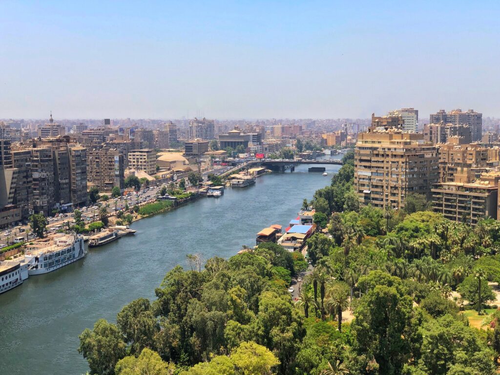 Каир столица Египта. Стоит по обоим берегам реки Нил.