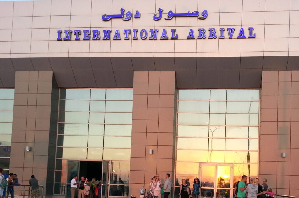 Аэропорт Хургада в Египте. Терминал прилета туристов на отдых.