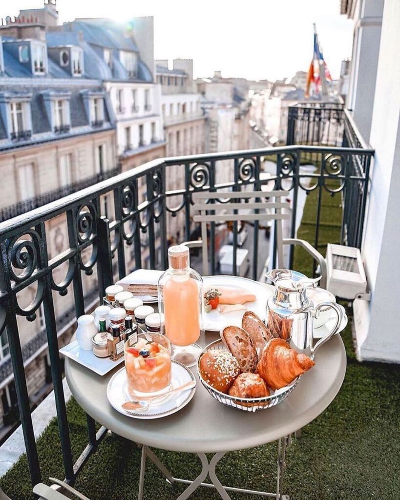 Завтрак в Париже на балконе. Круассан. 