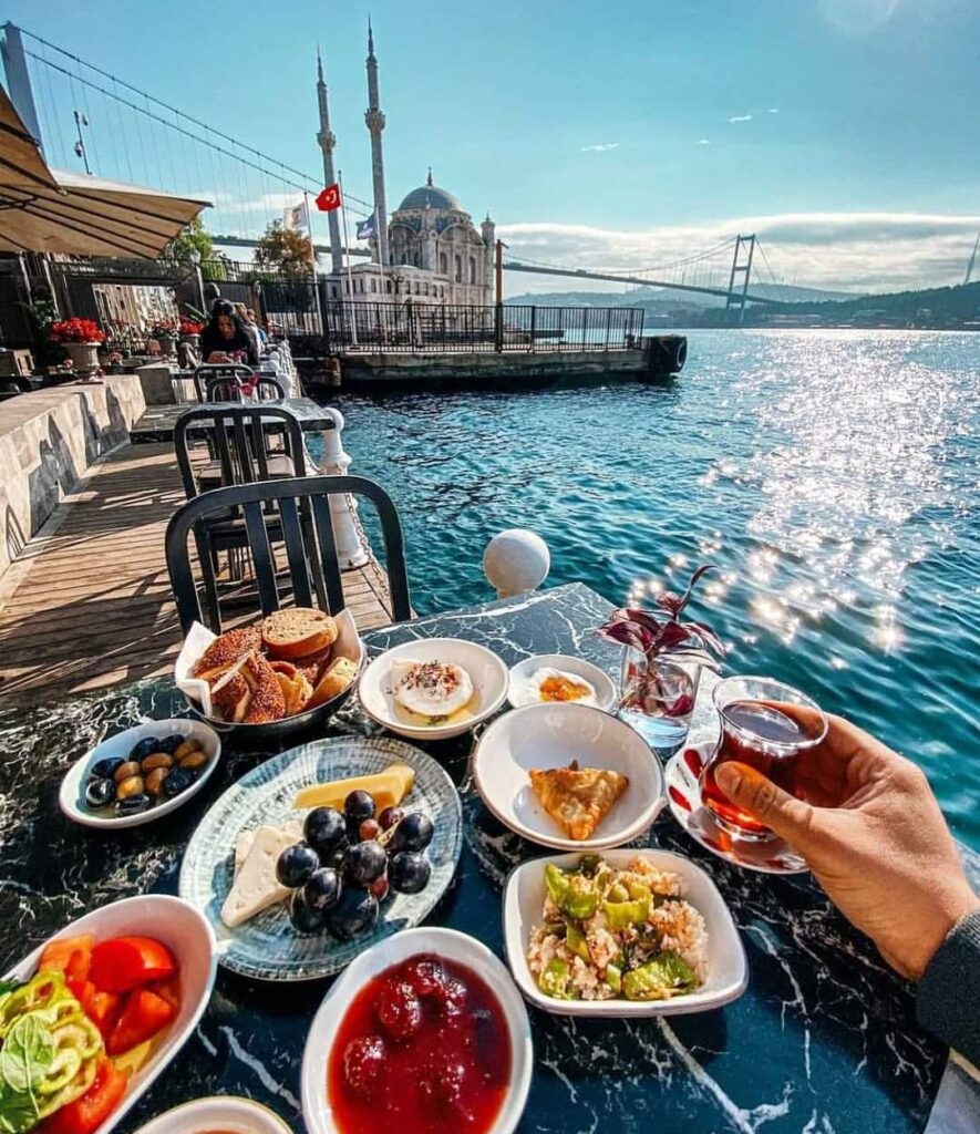 Набережная Ортакёй: Стамбул, Турция. Турецкий завтрак на берегу Босфора.