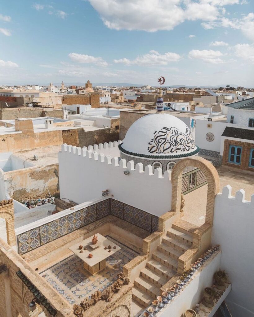 Кайруан город в Тунисе. мечеть Сиди Окба