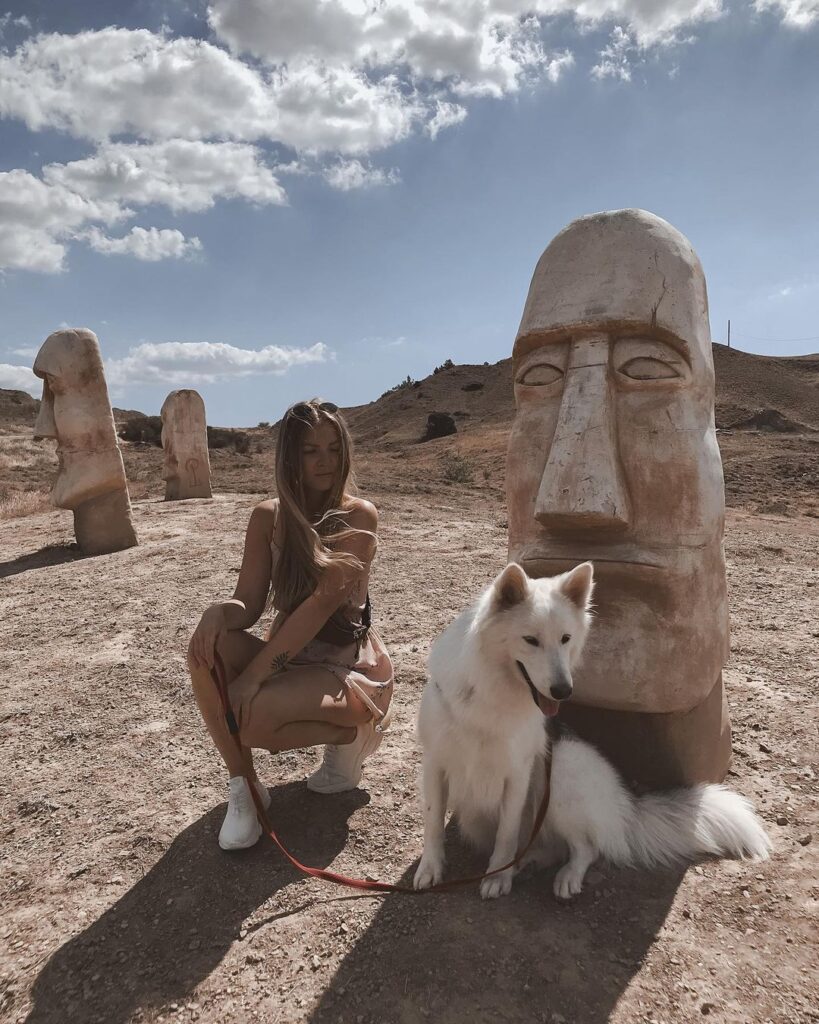 Крым: статуи Моаи с острова Пасхи. Истуканы. Мыс Алчак