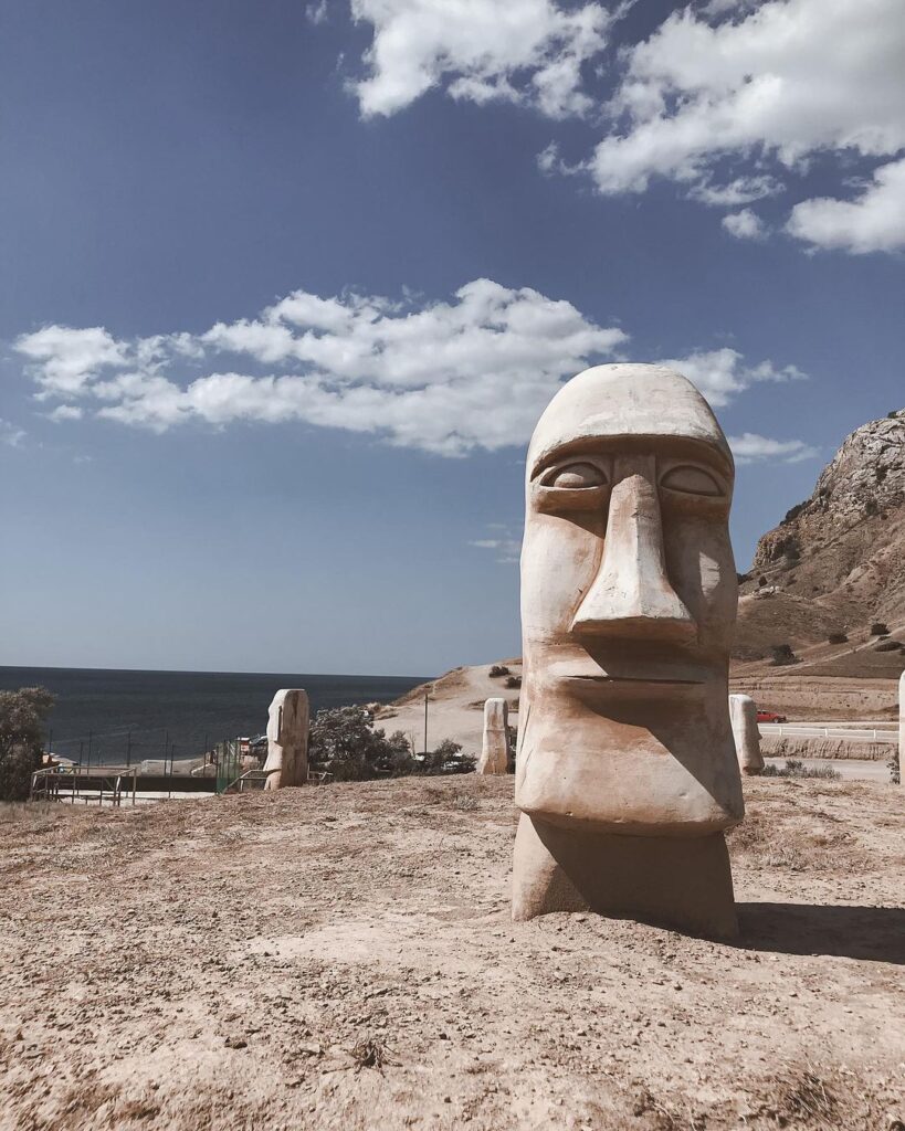 Крым: статуи Моаи с острова Пасхи. Истуканы. Мыс Алчак