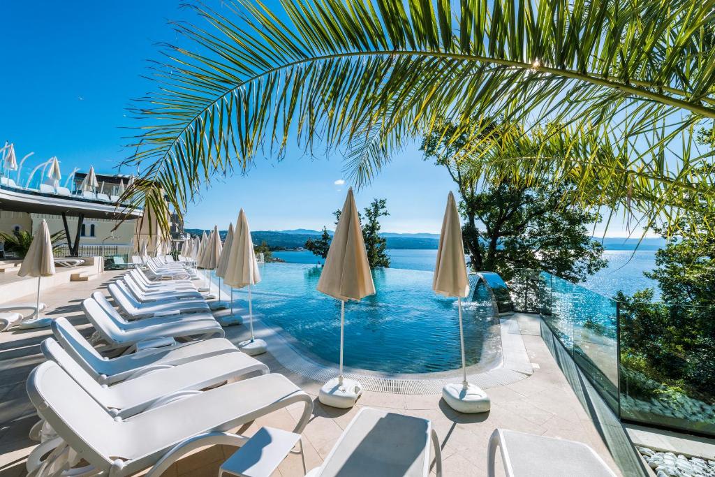 Hotel Adriatic .Royal blue hotel Dubrovnik, номер в отеле с большой кроватью. Туры в Хорватию, Дубровник, Сплит, Загреб. Отпуск.