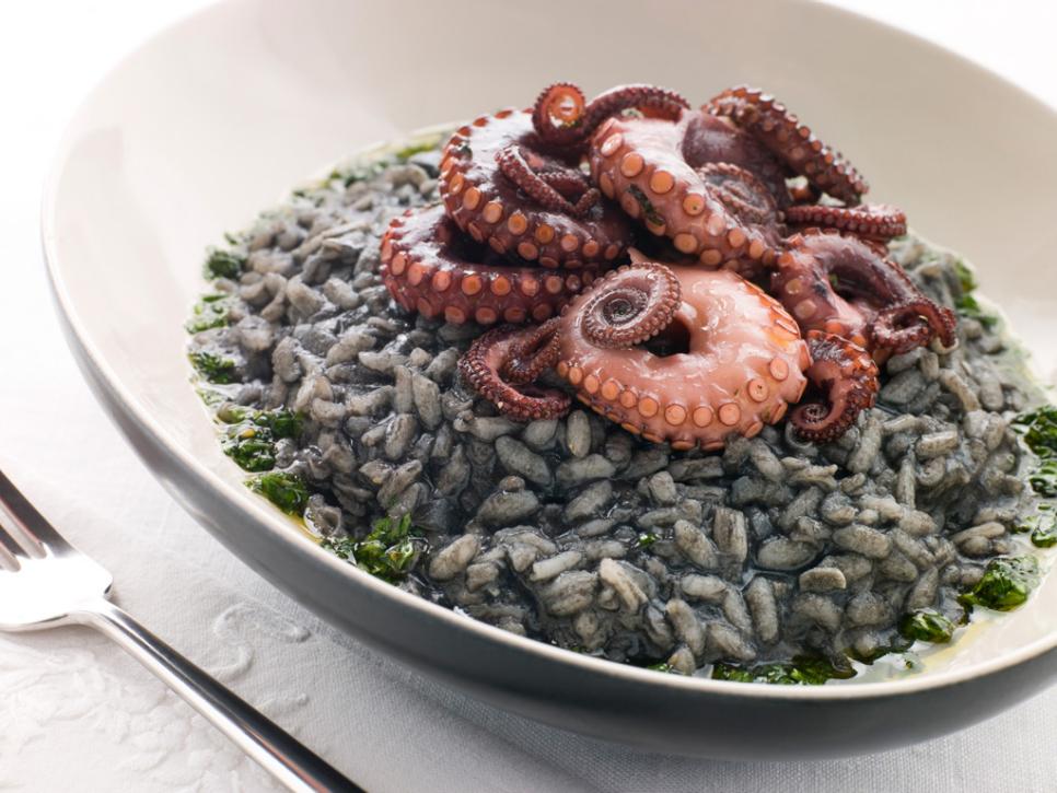 Черное ризотто (Crni rizot) — самое популярное блюдо на побережье Хорватии, рис с добавлением чернил каракатицы и морепродуктов