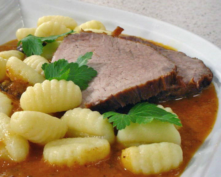 Паштицада (Pašticada) — блюдо Далмации из тушеной говядины, приготовленное в ароматном кисло-сладком соусе. Хорватия, традиционная кухня